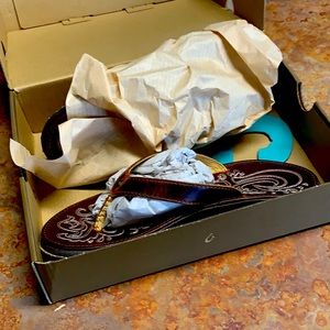Olukai Nwt Sandel Rubber sole.  Never worn- cute- spring cleaning my closet!